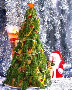 Закусочный торт Новогодняя елка из профитролей и сливочного крем-мусса с семгой