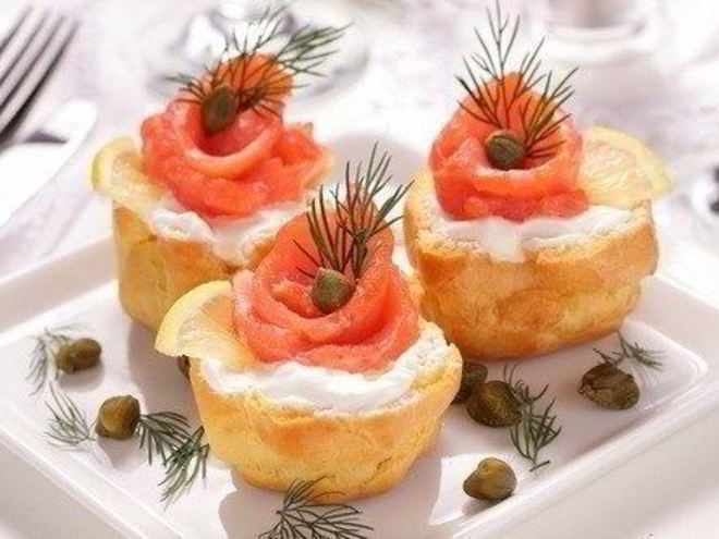 Рецепт закусочных профитролей с начинкой из сыра и семги
