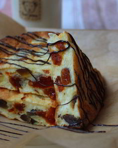 Творожная запеканка с курагой и финиками