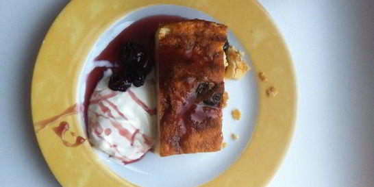 Творожная запеканка с манной кашей и изюмом