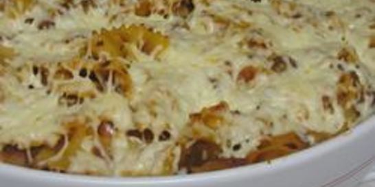 Запеканка из макарон с фаршем, грибами и томатным соусом