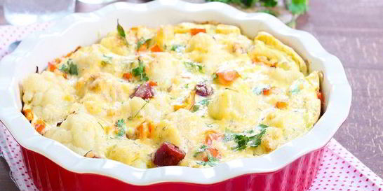 Запеканка из цветной капусты и кабачков с беконом