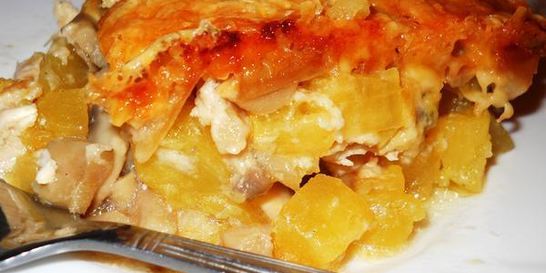 Запеканка с курицей, кабачками и грибами