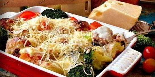 Запеканка с мясными тефтелями и брокколи