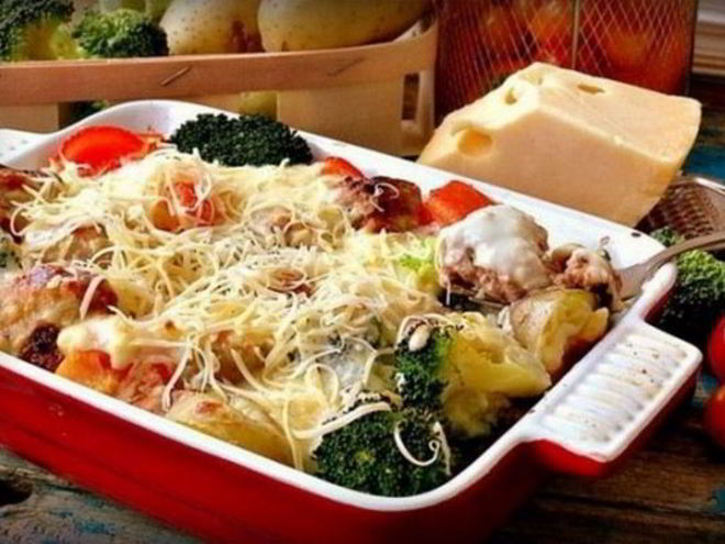 Рецепт запеканки с мясными тефтелями и брокколи