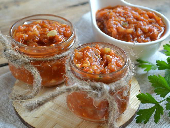 Рецепт аджики из кабачков с томатной пастой