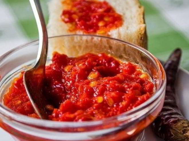 Рецепт аджики из помидоров и чеснока, без перца