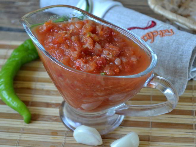 Рецепт аджики с яблоками и помидорами на зиму