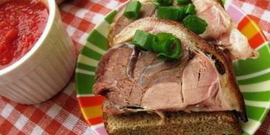 Свиная рулька с домашней аджикой