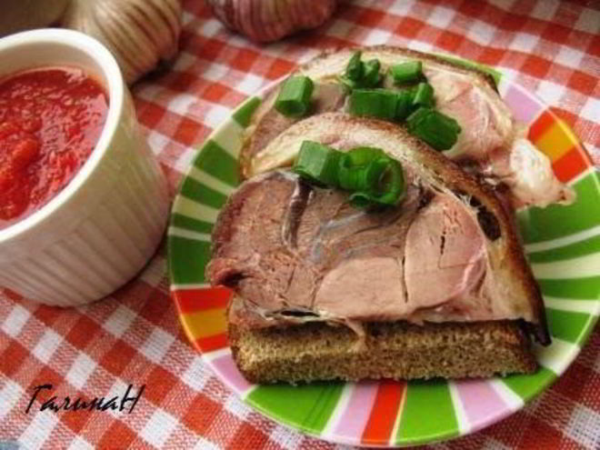 Рецепт свиной рульки с домашней аджикой