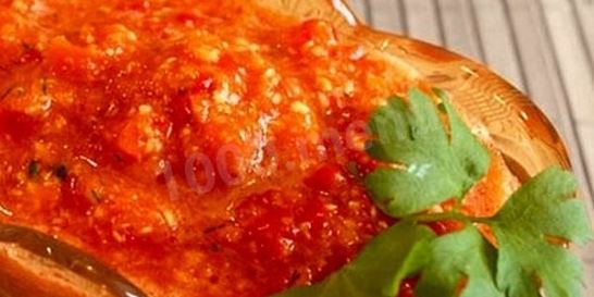 Зеленые помидоры в аджике