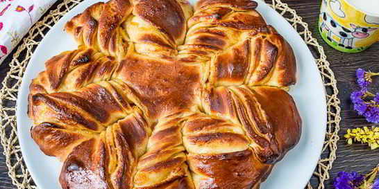 Крученая булка с абрикосовым джемом