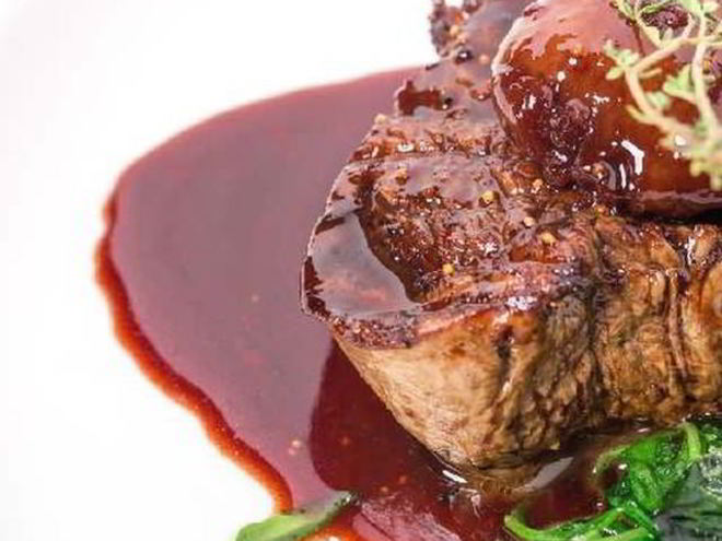 Рецепт сочной говядины с джемом из красной смородины