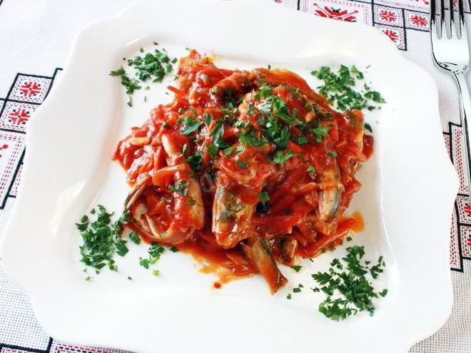 Рецепт кильки с овощами на зиму