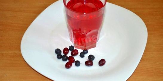 Компот из кизила и черной смородины