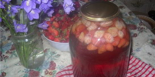 Компот из клубники на зиму