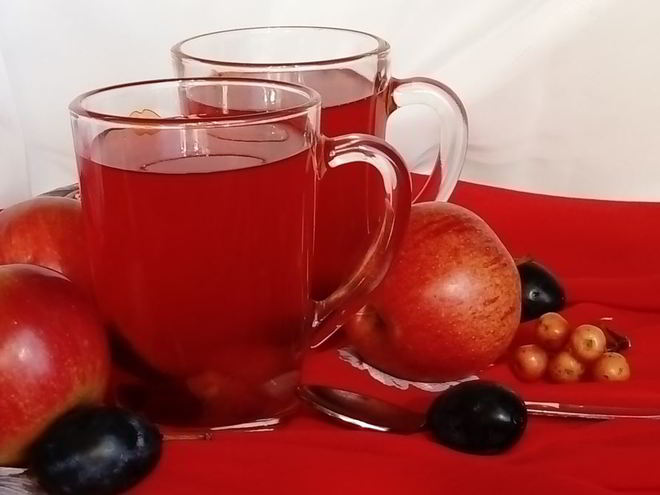 Рецепт компота из свежих яблок, слив и клюквы