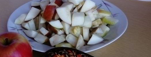 компот из свежих яблок, слив и клюквы. Шаг 3