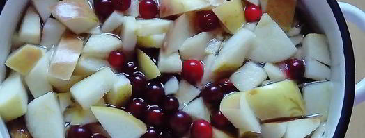 компот из свежих яблок, слив и клюквы. Шаг 6