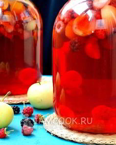Компот из яблок, абрикосов и ягод на зиму