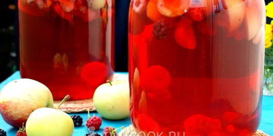 Компот из яблок, абрикосов и ягод на зиму