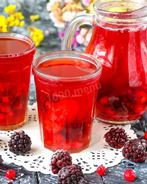 Компот из замороженных ягод клубники, ежевики, брусники