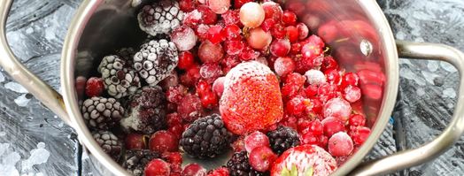 компот из замороженных ягод клубники, ежевики, брусники. Шаг 3