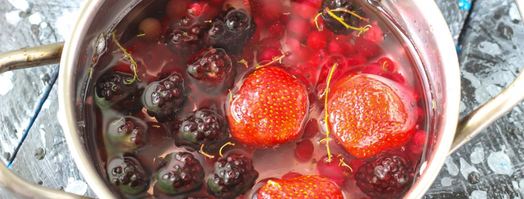 компот из замороженных ягод клубники, ежевики, брусники. Шаг 4