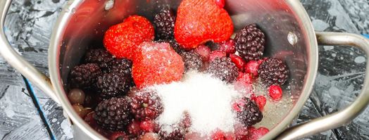 компот из замороженных ягод клубники, ежевики, брусники. Шаг 5