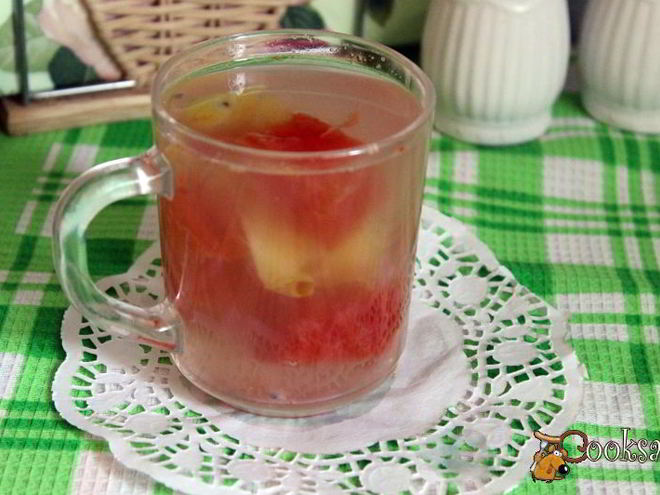 Рецепт летнего компота с арбузом, яблоком и ягодами