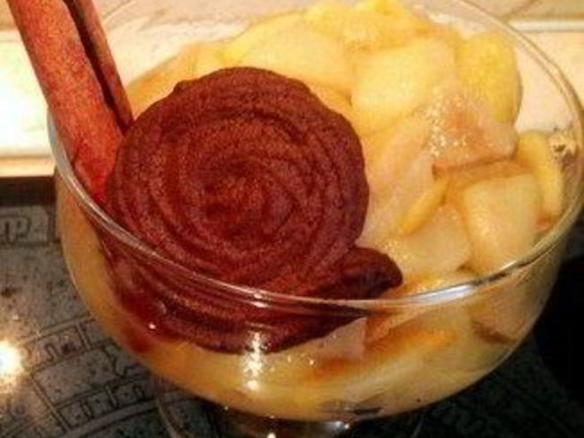 Рецепт яблочно-грушевого компоте с апельсинами и шоколадным печеньем