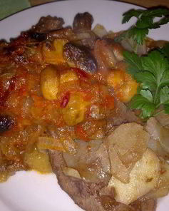 Баранина, запеченая под острым соусом из лечо