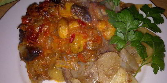 Баранина, запеченая под острым соусом из лечо