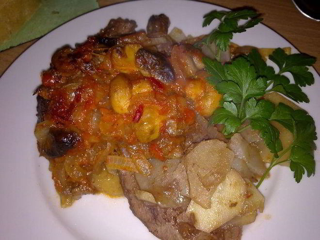 Рецепт баранины, запеченой под острым соусом из лечо