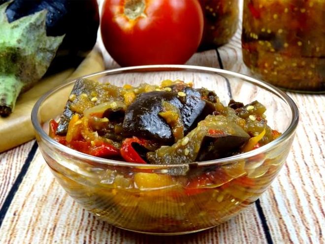 Рецепт лечо из баклажанов на зиму из помидор и моркови с чесноком