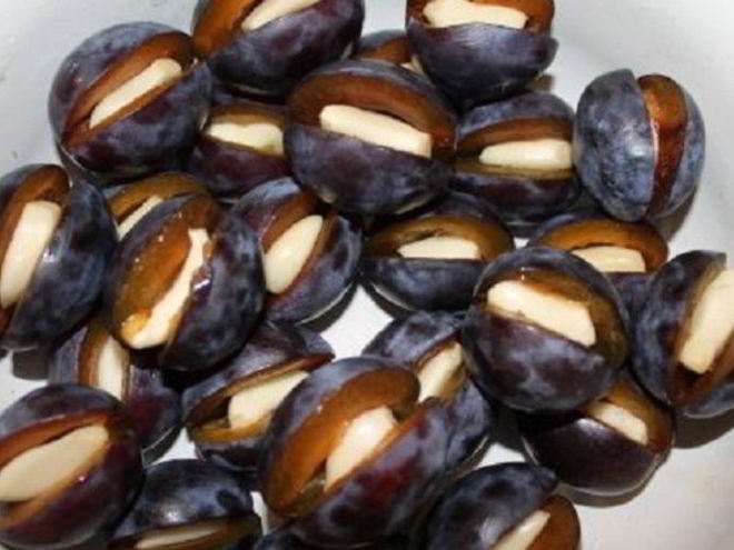 Рецепт маринованных слив с чесноком