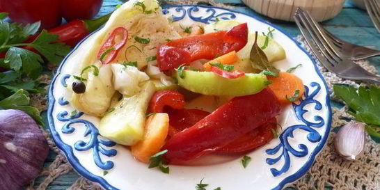 Овощи, маринованные с яблоком и корицей