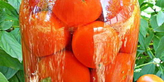 Помидоры маринованные с листьями малины