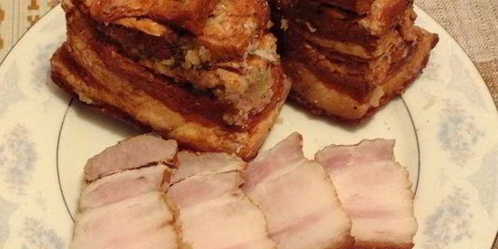 Домашнее сало с чесноком в луковой шелухе