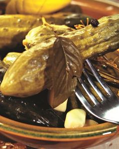 Малосольные огурцы в банке