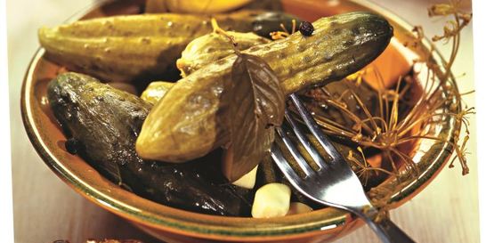 Малосольные огурцы в банке