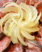 Соленая горбуша с луком