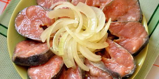 Соленая горбуша с луком