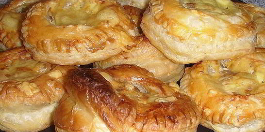 Беляши из слоеного теста