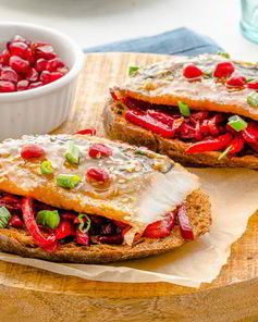 Брускетта на черном хлебе с сельдью терияки и свеклой