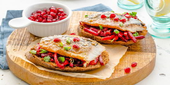 Брускетта на черном хлебе с сельдью терияки и свеклой