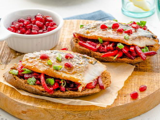 Рецепт брускетты на черном хлебе с сельдью терияки и свеклой