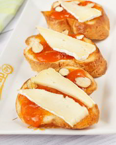 Брускетта с абрикосом, миндалем и сыром