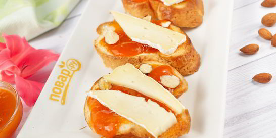 Брускетта с абрикосом, миндалем и сыром