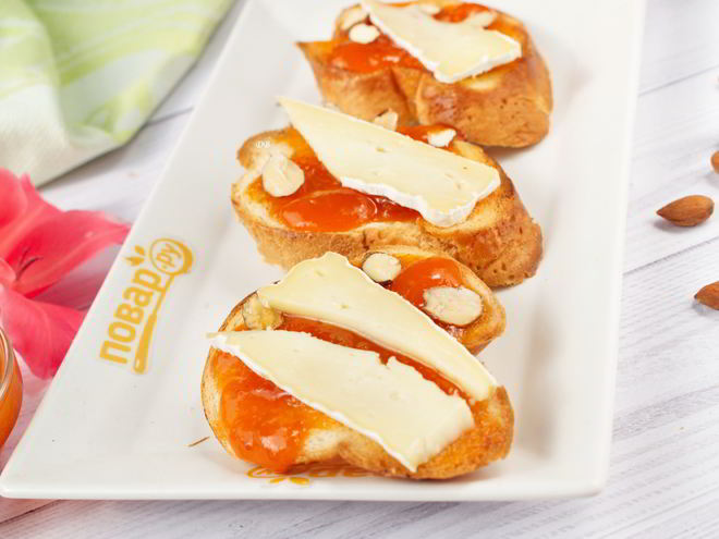 Рецепт брускетты с абрикосом, миндалем и сыром